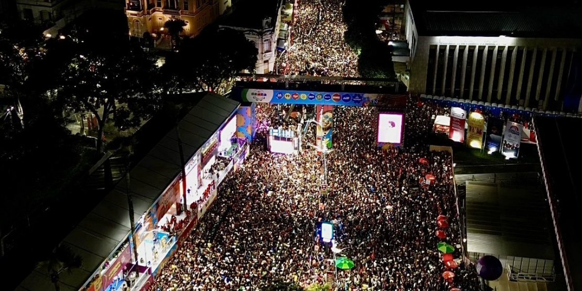 O carnaval de Salvador recebe o título de maior evento de rua do planeta pelo Guinness Records