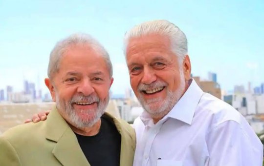 Foliões fazem coro de apoio a Lula na presença de Jaques Wagner