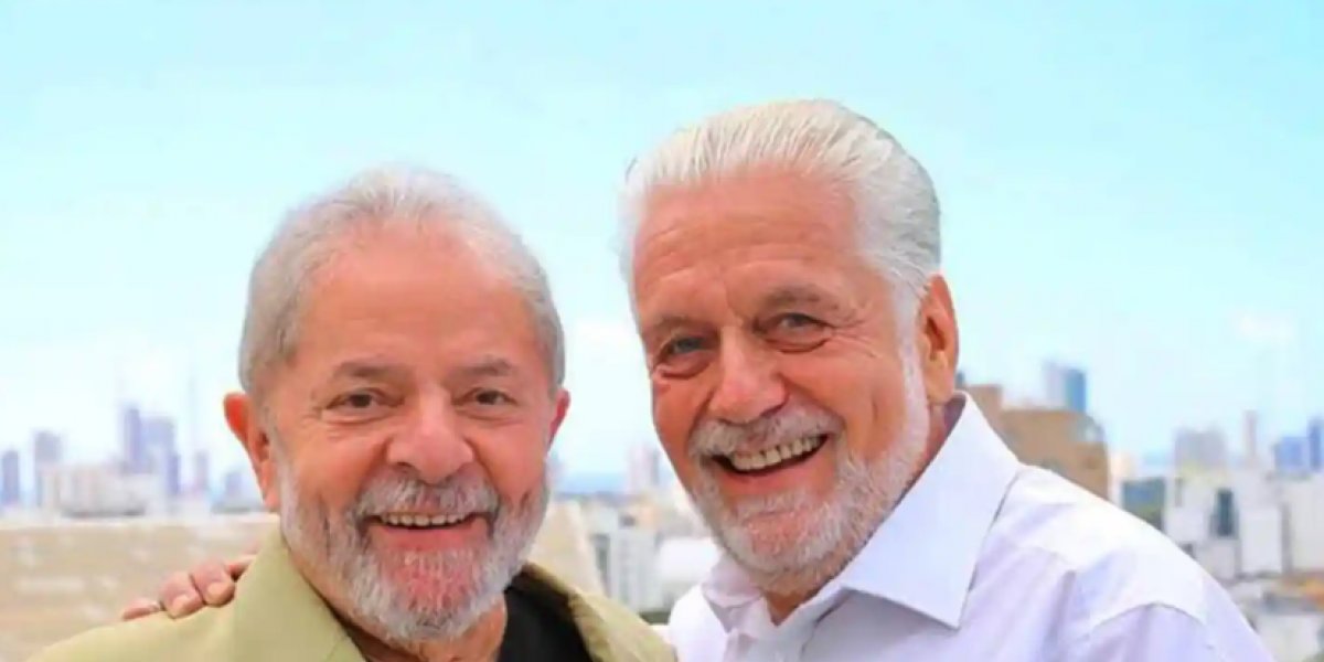 Foliões fazem coro de apoio a Lula na presença de Jaques Wagner