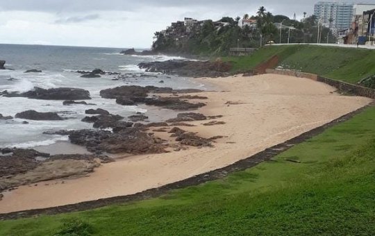 Tentativa de assalto termina com mulher ferida em praia de Salvador