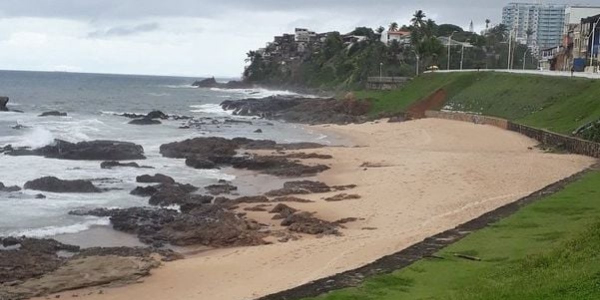 Tentativa de assalto termina com mulher ferida em praia de Salvador