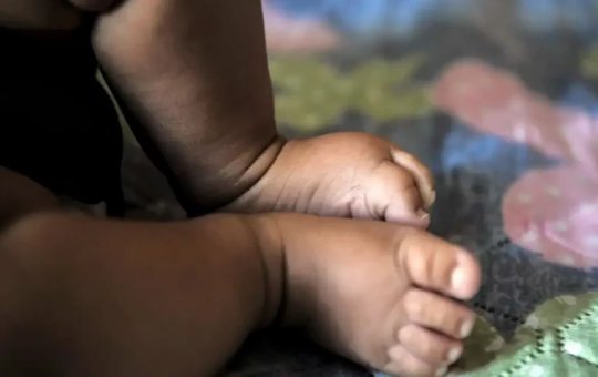 Bebê de 1 mês é encontrado sozinho no Carnaval de Salvador após briga dos pais