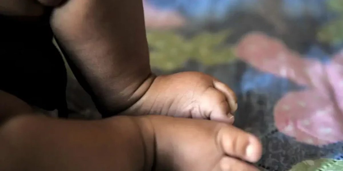 Bebê de 1 mês é encontrado sozinho no Carnaval de Salvador após briga dos pais