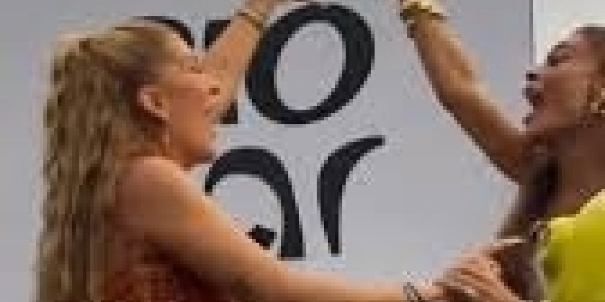 Juliana Paes e Lore Improta comemoram juntas após vitória da Viradouro