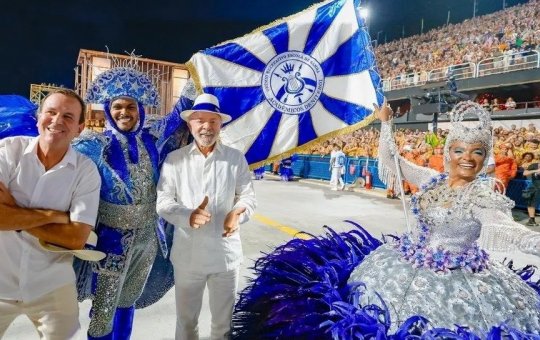 Escola que homenageou Lula é rebaixada no Carnaval do Rio