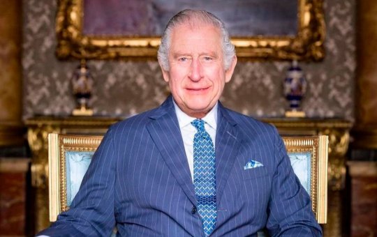 Rei Charles III fala pela primeira vez sobre prisão do irmão, príncipe Andrew