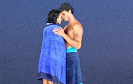Bruna Marquezine e Shawn Mendes são flagrados em clima de romance em praia do Rio
