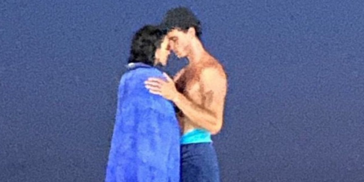 Bruna Marquezine e Shawn Mendes são flagrados em clima de romance em praia do Rio