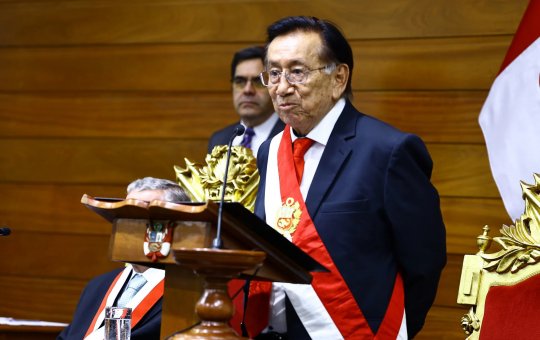 Aos 83 anos, José María Balcázar assume Presidência interina do Peru