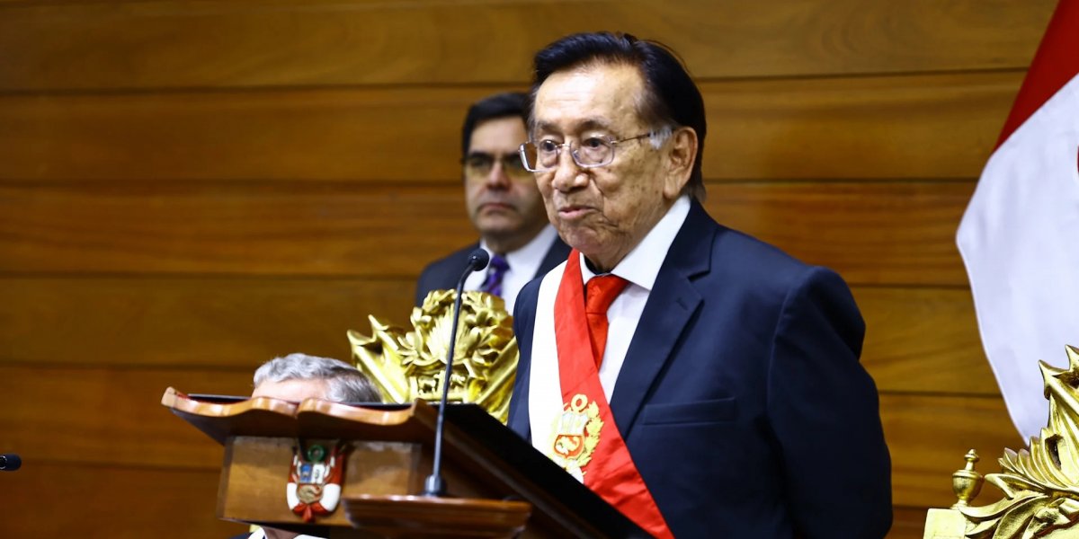 Aos 83 anos, José María Balcázar assume Presidência interina do Peru