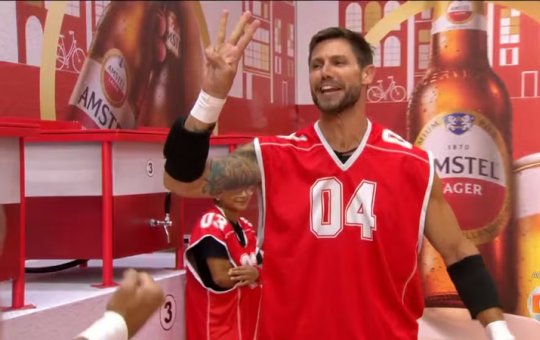 Jonas fazendo um três (3) com a mão em alusão a quantidade de provas do líder que ganhou seguidamente