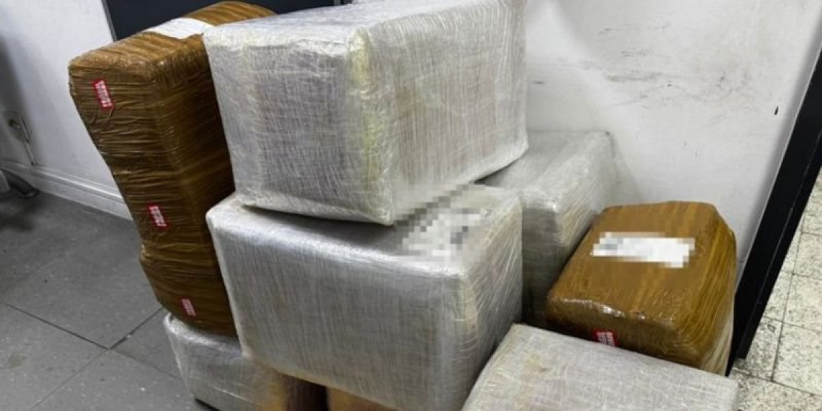 Carga com 400 kg de drogas é interceptada em Guarulhos; dois passageiros são presos