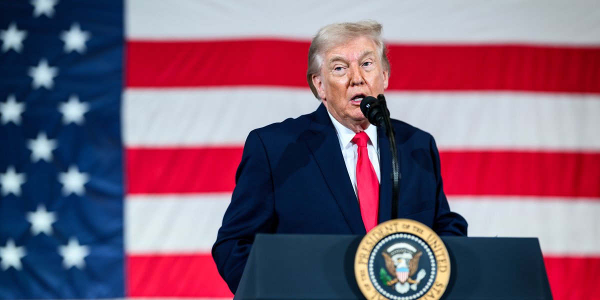 Trump reage à decisão da Suprema Corte e anuncia nova tarifa global de 10%