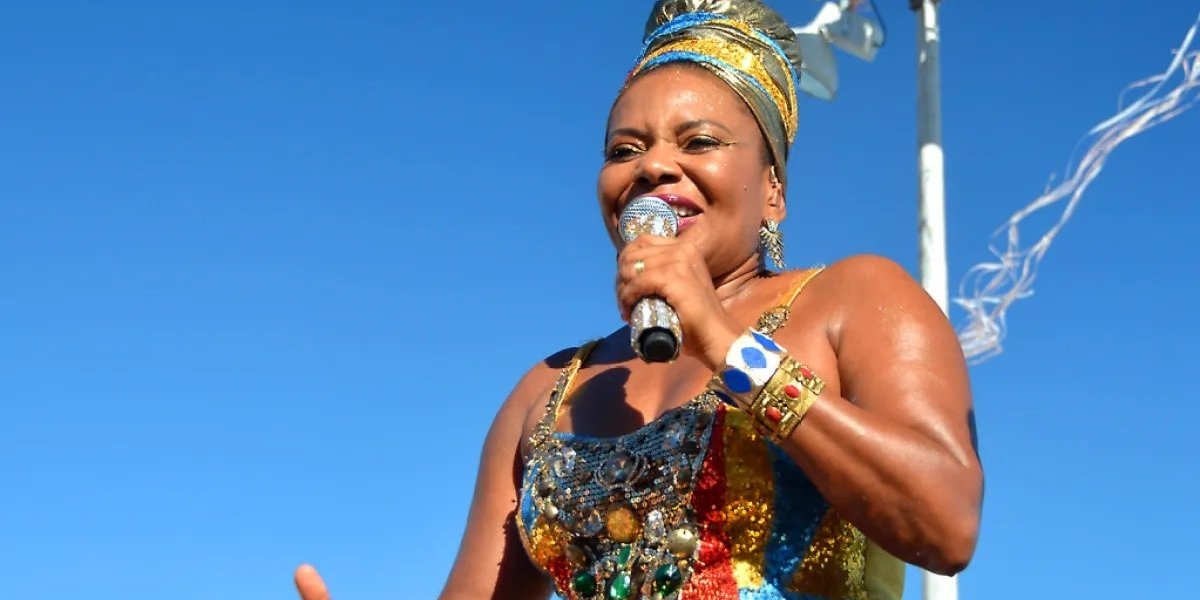 Margareth Menezes em cima do trio elétrico