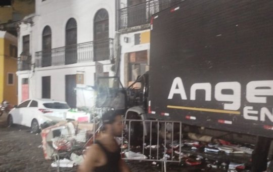Caminhão desgovernado desce ladeira do Pelourinho e atinge barracas de ambulantes