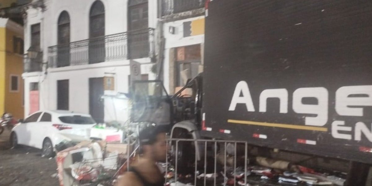 Caminhão desgovernado desce ladeira do Pelourinho e atinge barracas de ambulantes