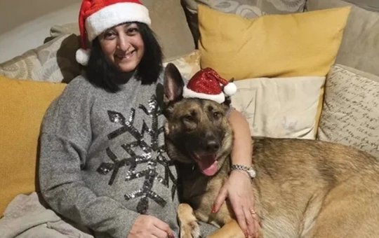 Mulher perde mãos e pés após sepse possivelmente desencadeada por lambida do próprio cão