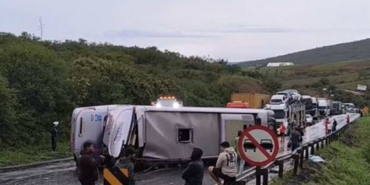 Acidente com ônibus na BR-116 deixa 14 feridos no Vale do Jiquiriçá
