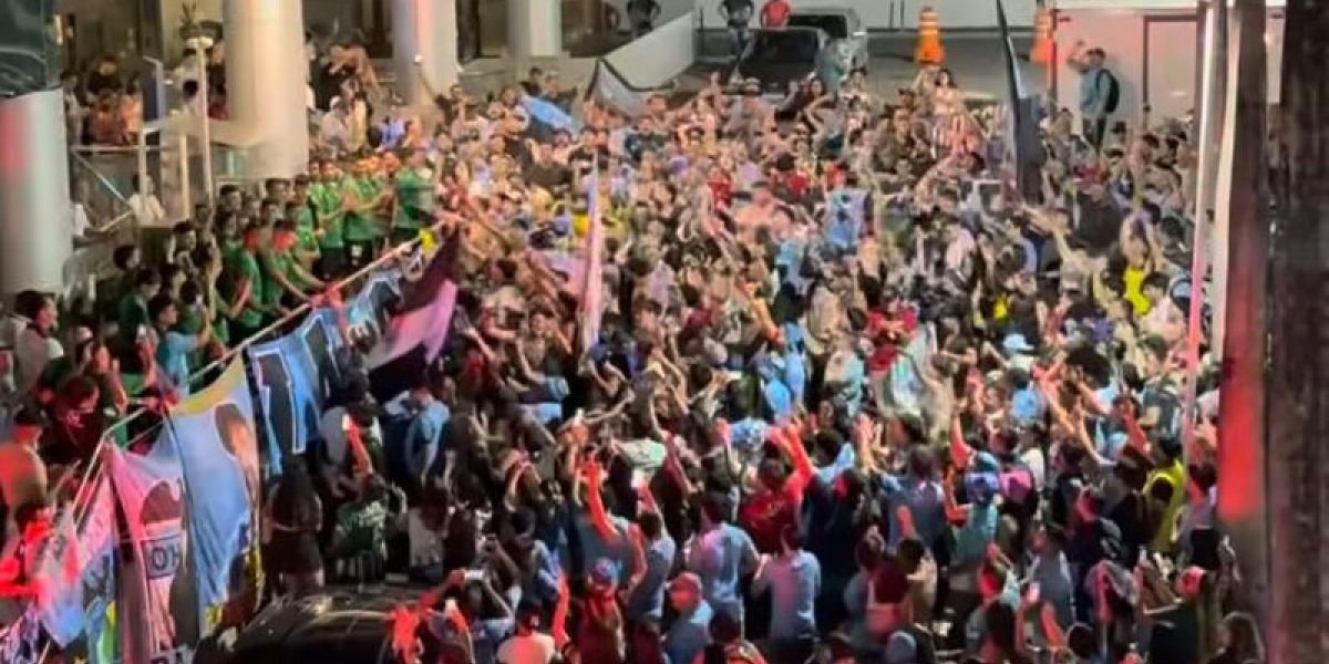 Torcida do O’Higgins faz festa em Salvador antes do confronto com o Bahia pela Libertadores