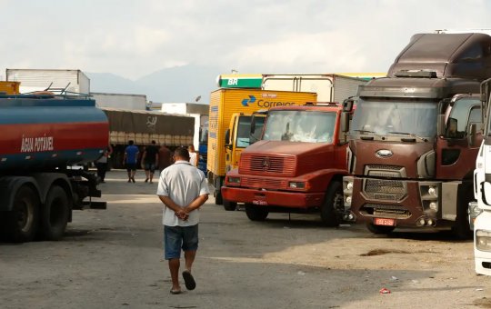 Senado aprova PEC que garante pontos de descanso para motoristas profissionais
