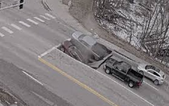 Dois carros são engolidos por buraco nos EUA