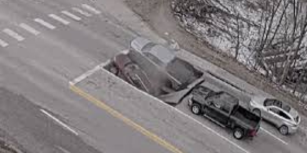 Dois carros são engolidos por buraco nos EUA