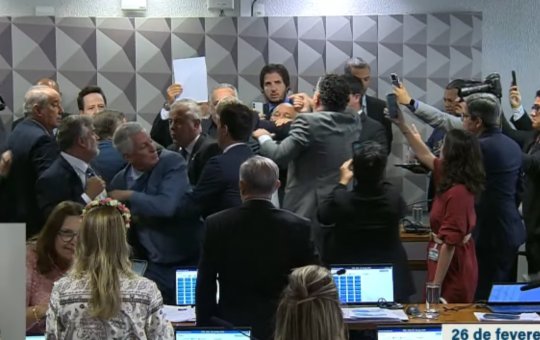 Briga entre parlamentares suspende CPMI do INSS após quebra de sigilo de Lulinha