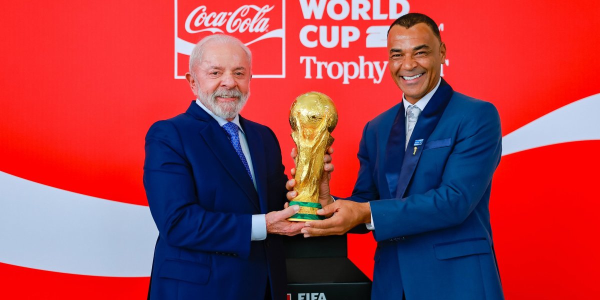 Lula e o pentacampeão Cafu na cerimônia de apresentação das taças da Copa do Mundo