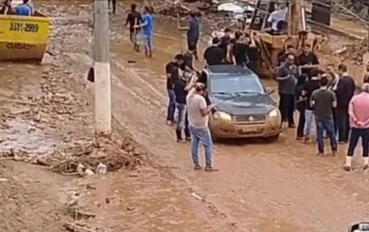Nikolas Ferreira é alvo de protestos durante visita a cidade afetada por enchentes em Minas Gerais