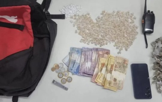 Homem é preso por tráfico de drogas durante operação policial no bairro de Macaúbas, em Salvador