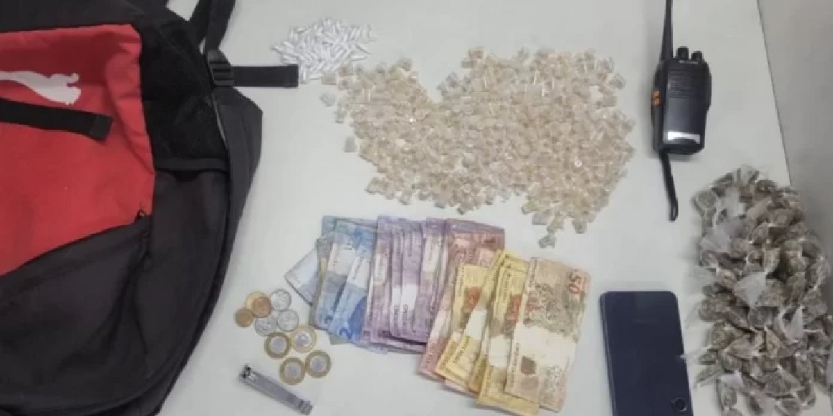 Homem é preso por tráfico de drogas durante operação policial no bairro de Macaúbas, em Salvador