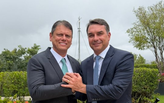 Flávio Bolsonaro anuncia Tarcísio como coordenador de campanha em São Paulo