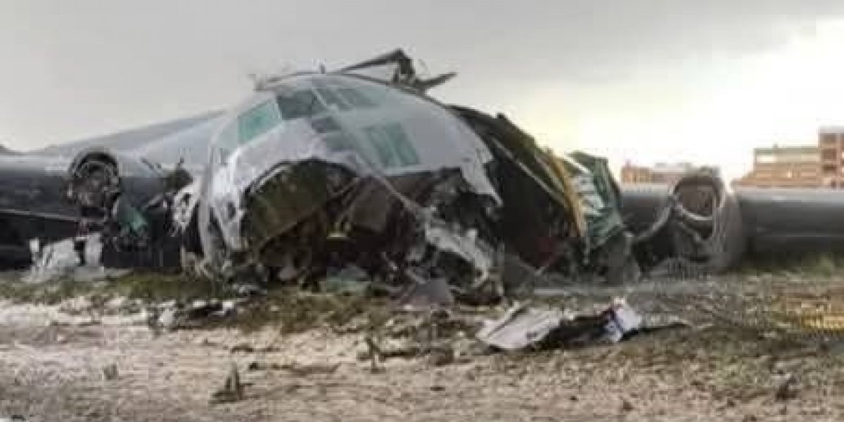 Avião da Força Aérea da Bolívia destroçado