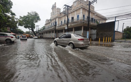 Bahia entra em alerta máximo para chuvas intensas e Salvador terá fim de semana de instabilidade