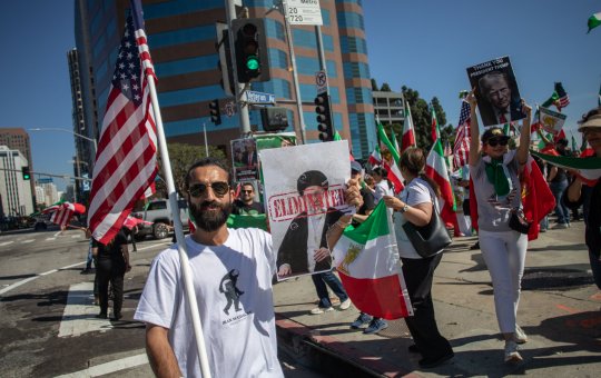 Iranianos celebram nas ruas após relatos da morte do líder supremo Ali Khamenei