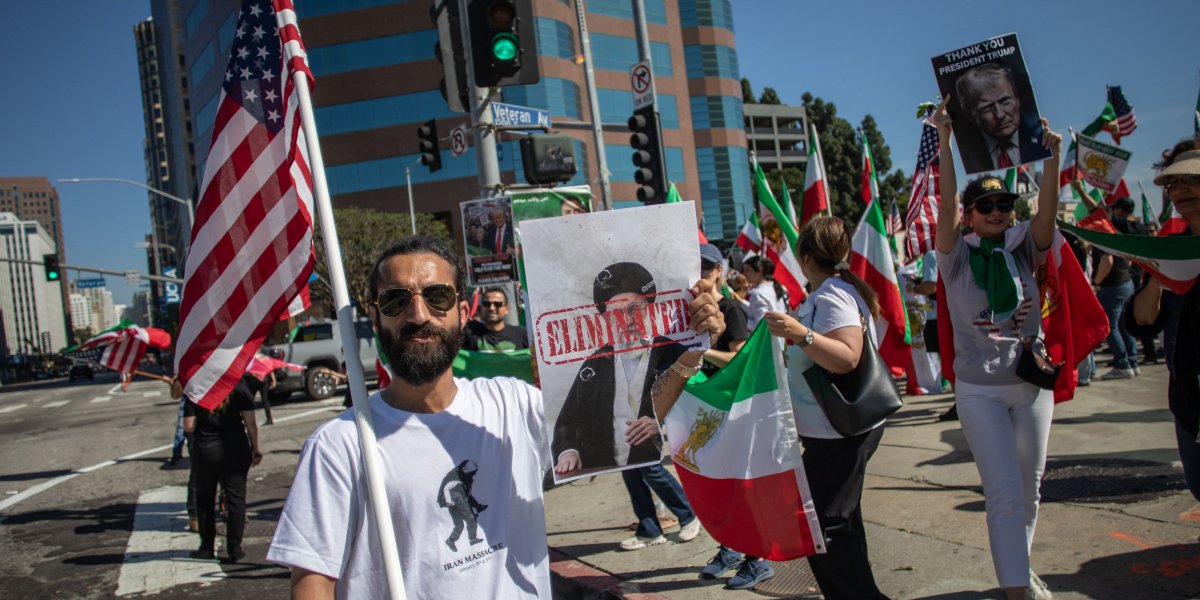 Iranianos celebram nas ruas após relatos da morte do líder supremo Ali Khamenei