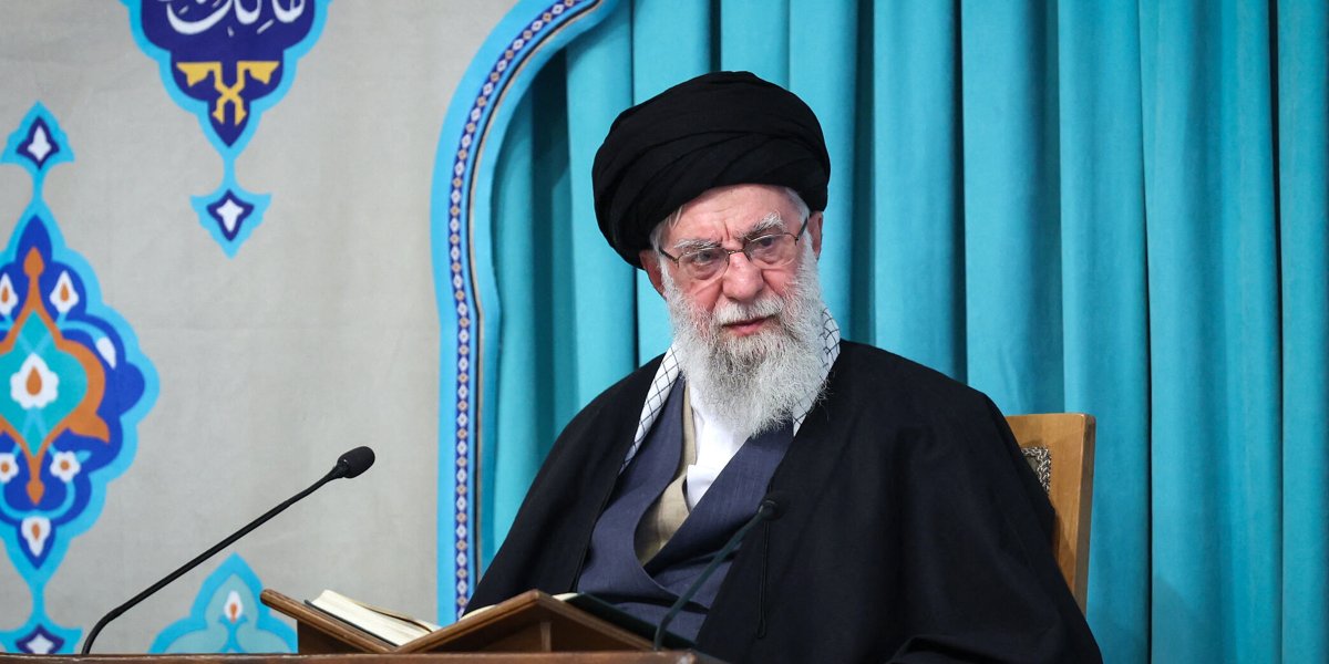 Irã confirma morte do líder supremo Ali Khamenei após ofensiva de EUA e Israel