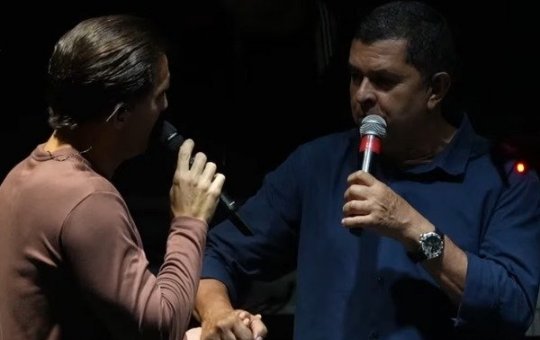 Deputado com sinais de embriaguez interrompe show de Tayrone durante festa no interior da Bahia 
