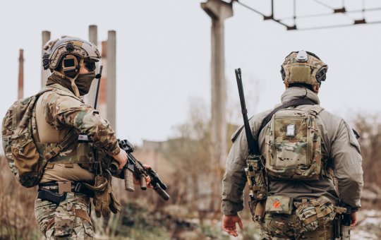 Israel realiza ações militares na fronteira com o Líbano e autoriza avanço por terra, afirma agência