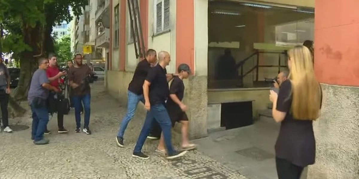 Suspeito de estupro coletivo de adolescente se entrega à polícia no Rio