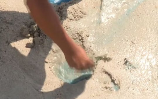 Praia de São Tomé de Paripe é interditada após surgimento de líquidos coloridos na areia