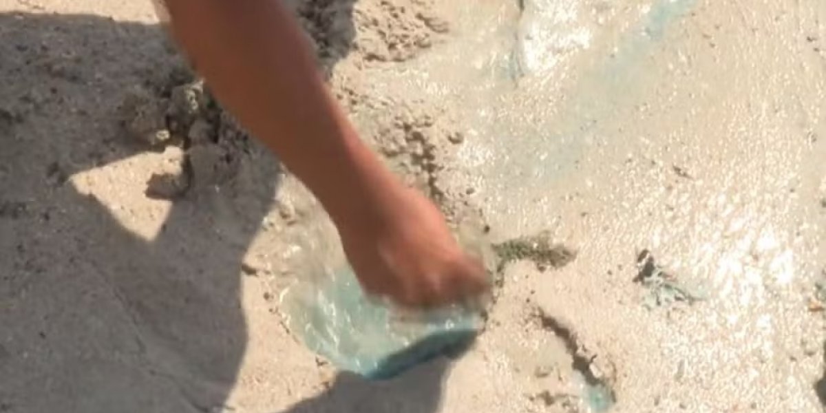 Praia de São Tomé de Paripe é interditada após surgimento de líquidos coloridos na areia