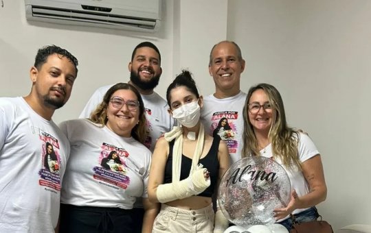 Jovem que foi esfaqueada após negar pedido de namoro recebe alta