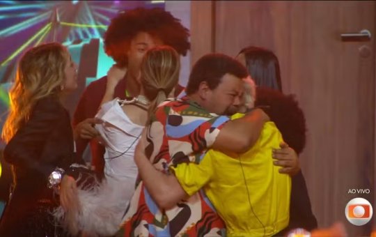 Durante festa do líder, Breno e Juliano voltam do Quarto Secreto: 'Avisa que eu voltei'