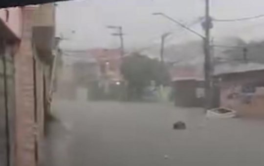 Chuva intensa deixa ruas de São Paulo alagadas e causa transtornos