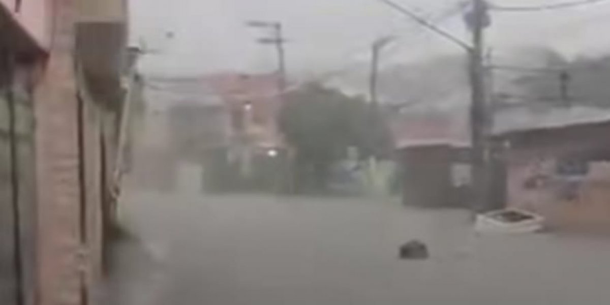 Chuva intensa deixa ruas de São Paulo alagadas e causa transtornos