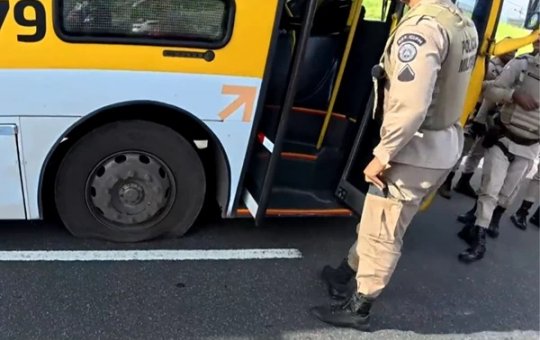 Homem em surto rouba ônibus e PM atira em pneus para conter fuga na Avenida Paralela, em Salvador