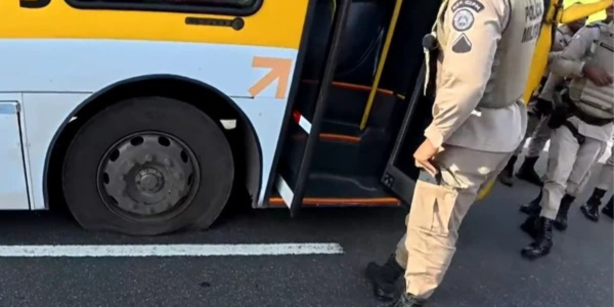 Homem em surto rouba ônibus e PM atira em pneus para conter fuga na Avenida Paralela, em Salvador