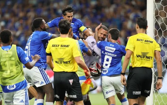 Virou UFC? Jogadores do Cruzeiro e Atlético-MG entram em briga generalizada na decisão do Campeonato Mineiro