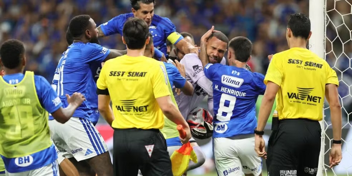 Virou UFC? Jogadores do Cruzeiro e Atlético-MG entram em briga generalizada na decisão do Campeonato Mineiro